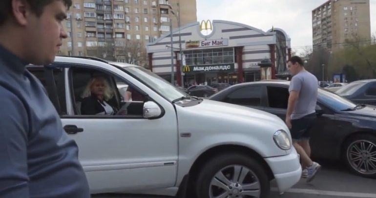 هل تجرؤ على العبث بسيارة هذه الحسناء الروسية؟ (فيديو)